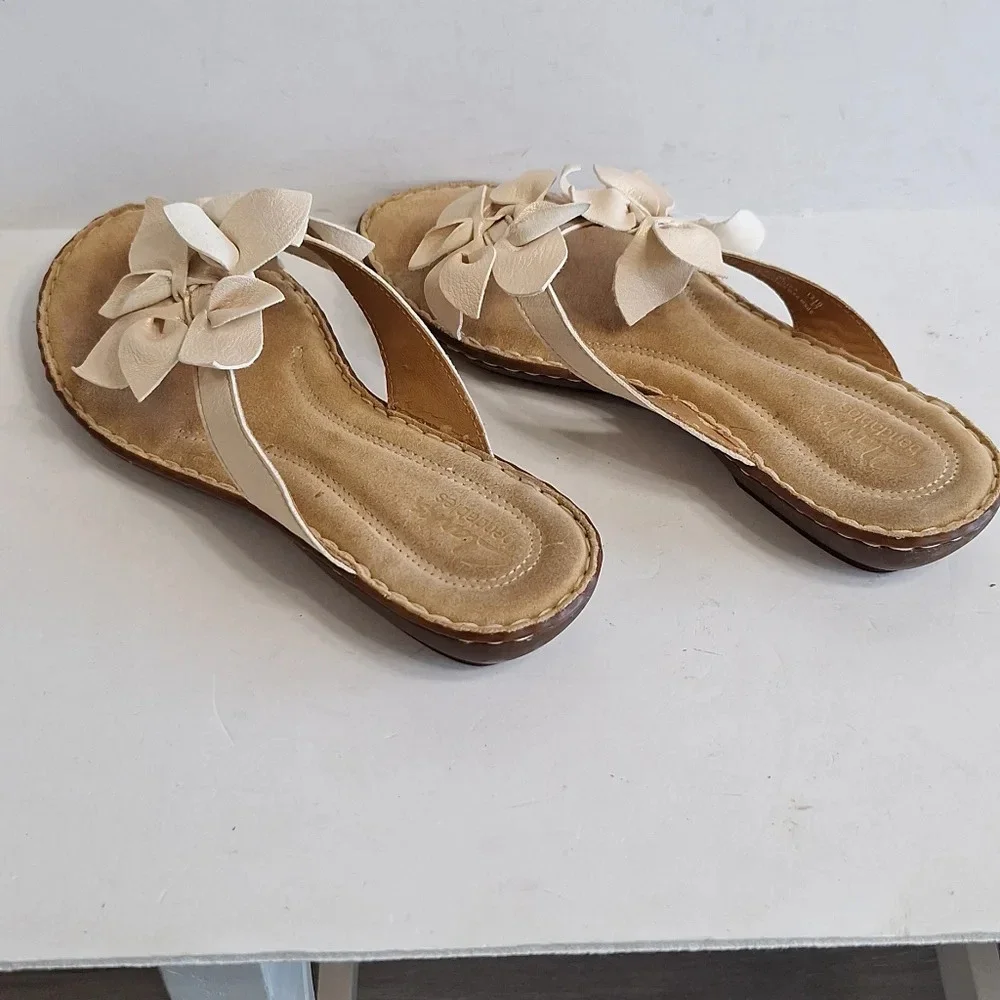 Clarks Cream Leather Metallic Coquette Sandal with Floral Embellishment Size 7.5